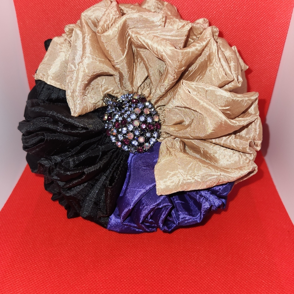 Flower pin